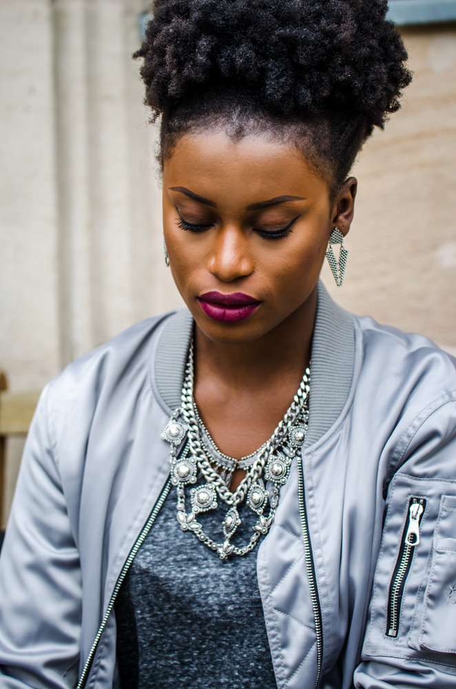 Outfit Bomberjacke und Statementkette