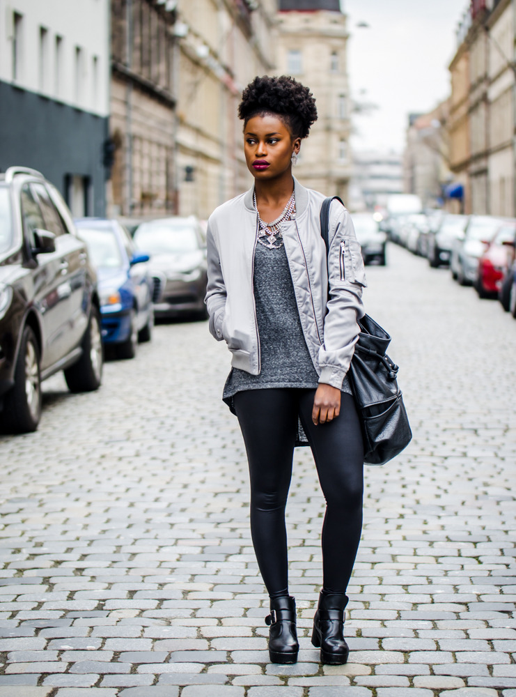 graue Bomberjacke und graues T-Shirt und schwarze Leggings