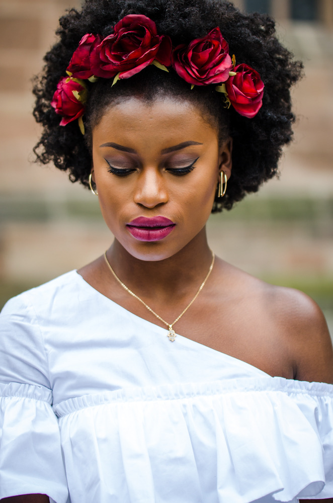 Outfit weiße Bluse, goldene Kette und rotes Haarband