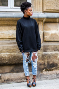 Outfit oversize Pullover und destroyed Jeans