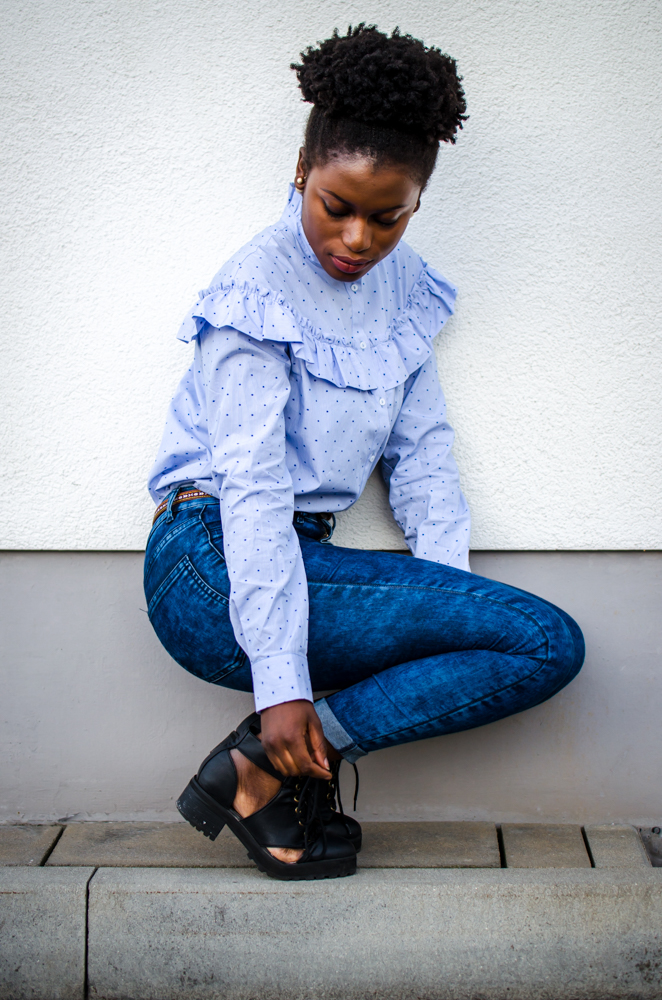 blaue Rüschenbluse und HIghwaist Jeans mit schwarzen Boots