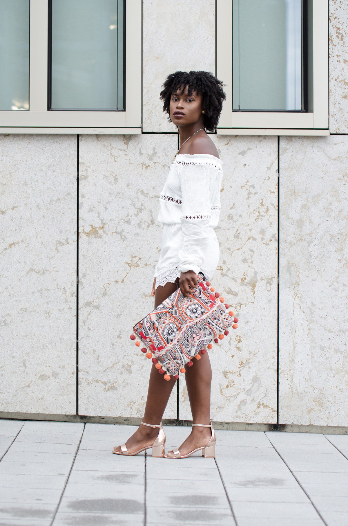 Outfit Jumpsuit mit roségoldene Heels und bunter Clutch