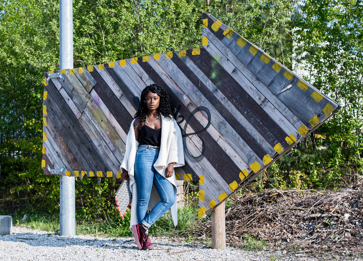 Outfit mit beigem Cardigan, einer highwaist Jeans und Puma Creepers