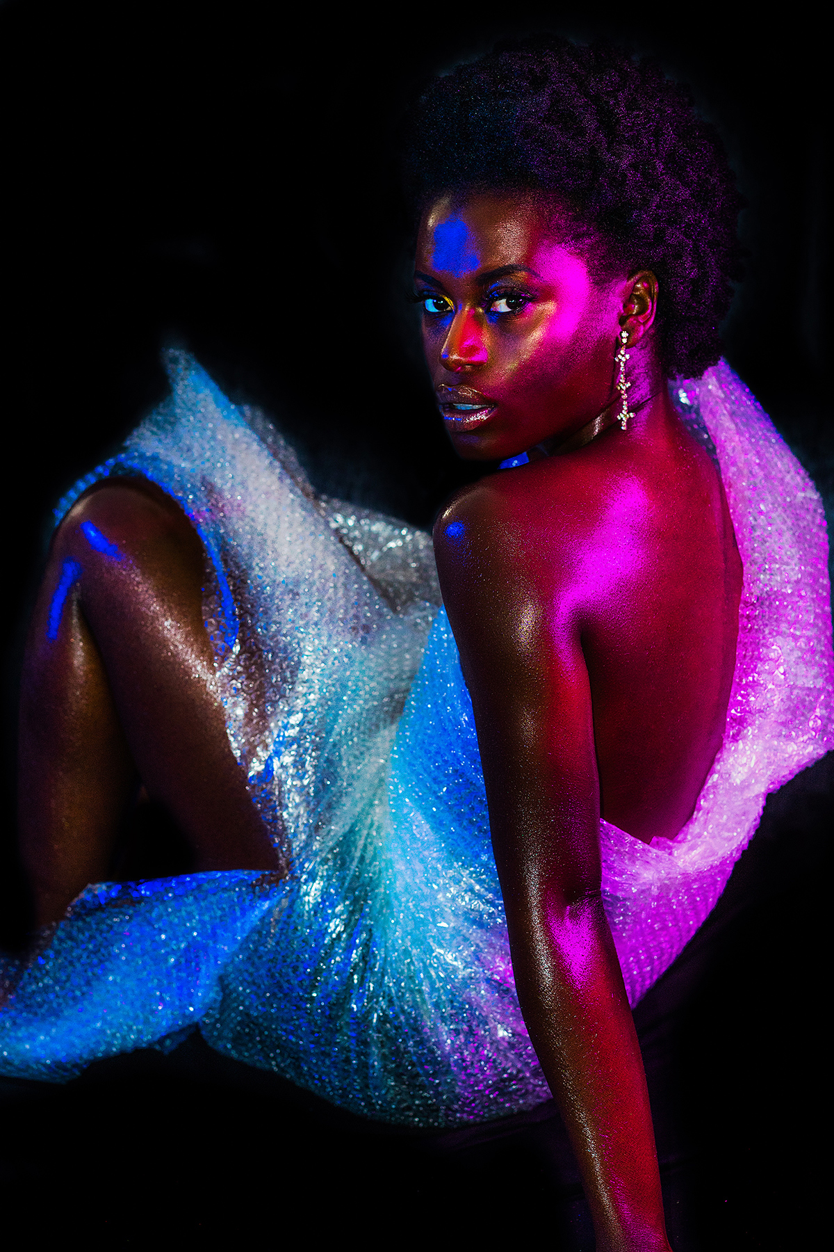 Ama Poku von Phuck it Fashion in einem holographischen Fotoshooting