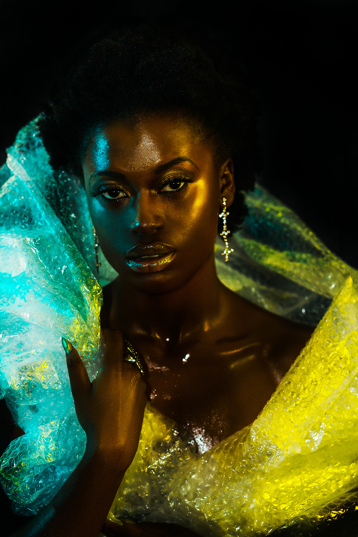 Ama Poku von Phuck it Fashion in einem holographischen Fotoshooting